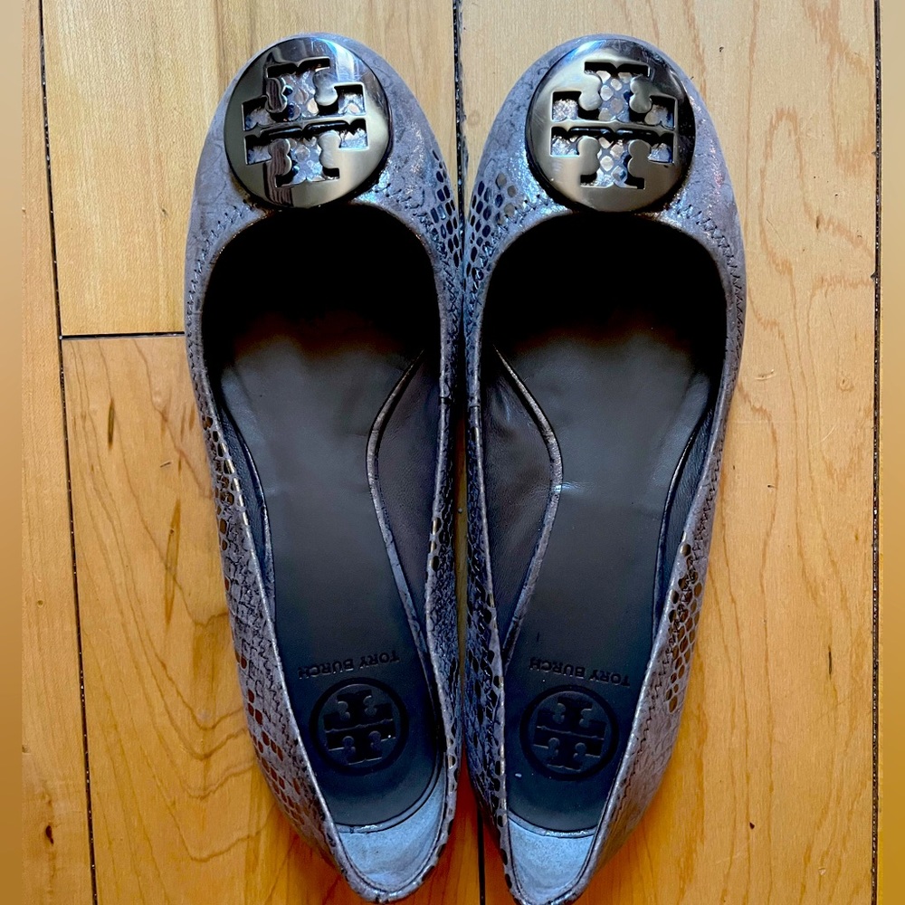 Tori Burch snakeskin flats size 7, great condition, barely worn